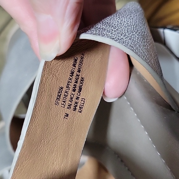 NWOT- Sofft ‘Mackenna’ Metallic Leather Sandal - Picture 8 of 9